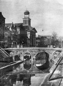 835545 Gezicht op de Oudegracht Weerdzijde te Utrecht, uit het zuidoosten, met op de voorgrond de Viebrug en op de ...